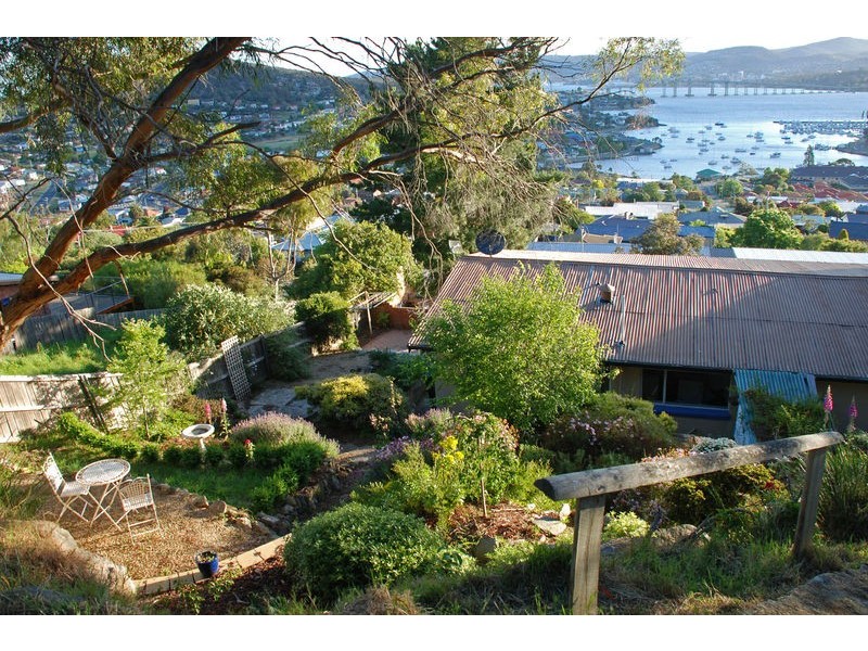 76 Karoola Road, Lindisfarne TAS 7015