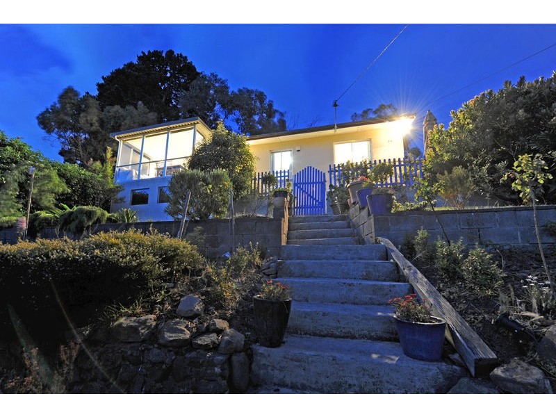 76 Karoola Road, Lindisfarne TAS 7015