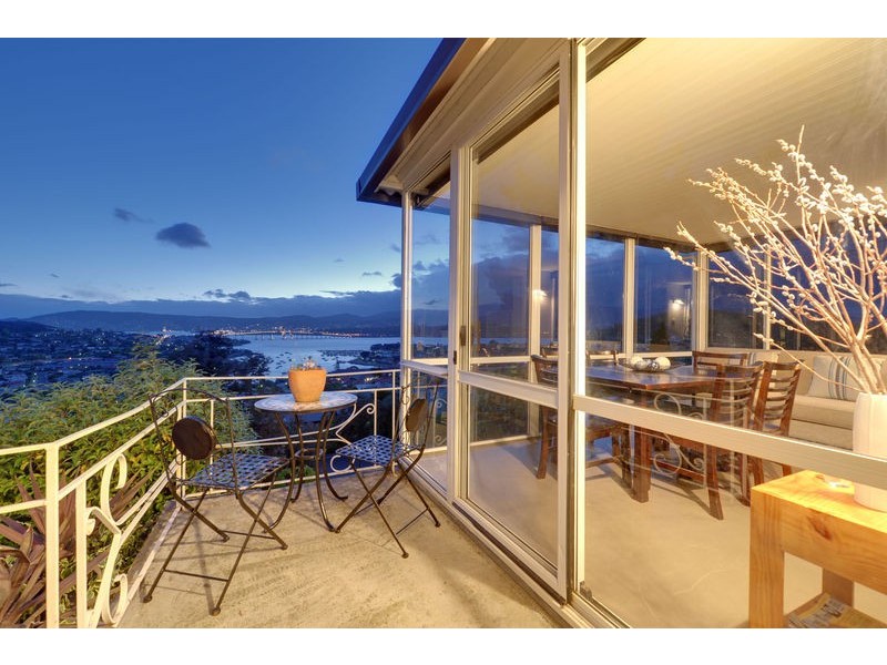 76 Karoola Road, Lindisfarne TAS 7015