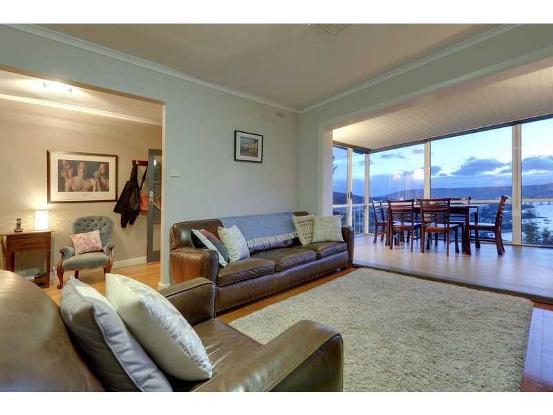 76 Karoola Road, Lindisfarne TAS 7015