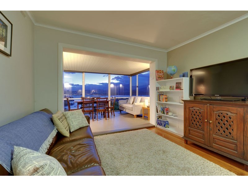 76 Karoola Road, Lindisfarne TAS 7015
