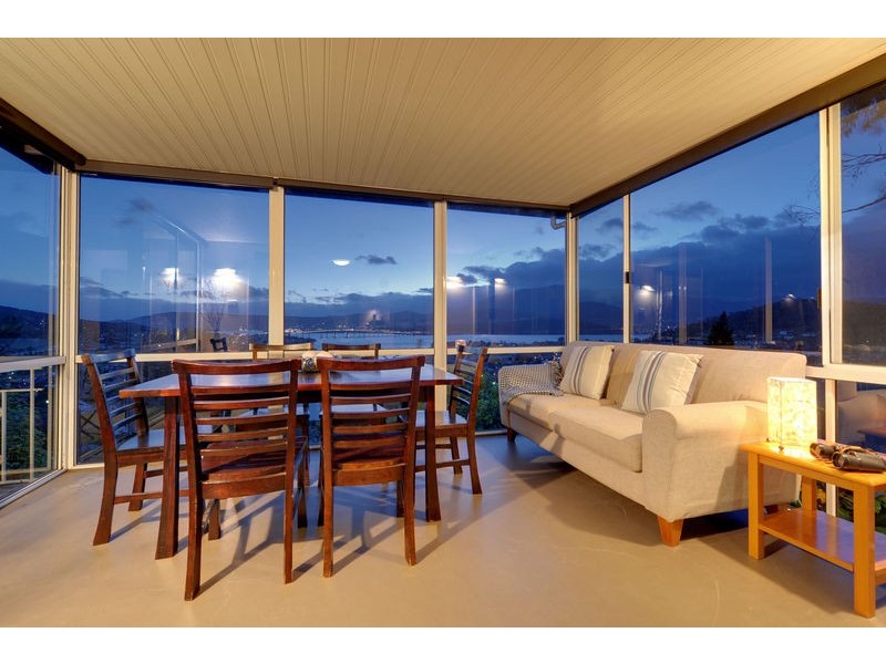 76 Karoola Road, Lindisfarne TAS 7015