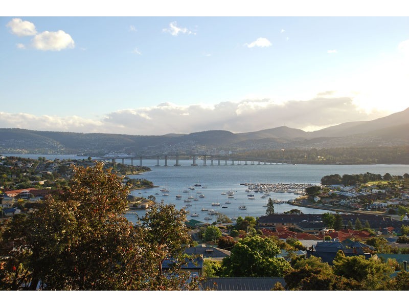 76 Karoola Road, Lindisfarne TAS 7015