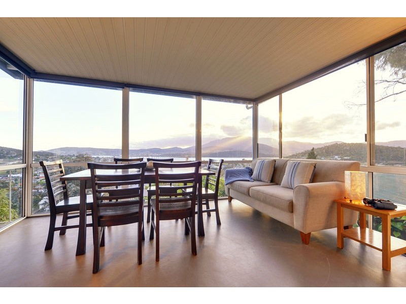 76 Karoola Road, Lindisfarne TAS 7015