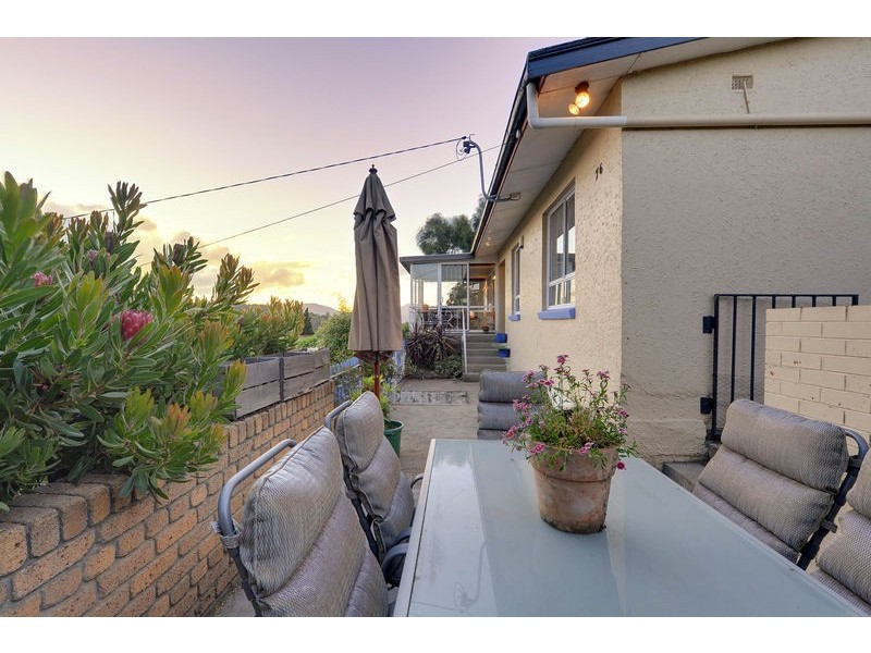 76 Karoola Road, Lindisfarne TAS 7015