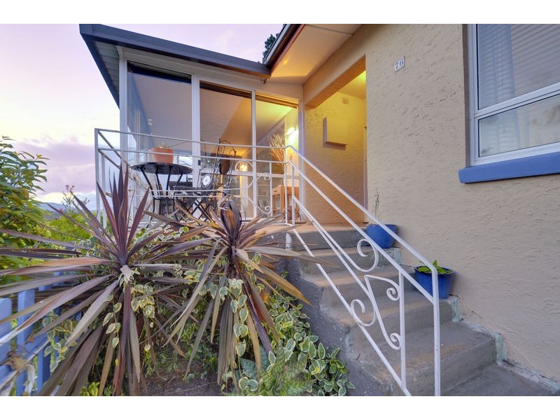 76 Karoola Road, Lindisfarne TAS 7015