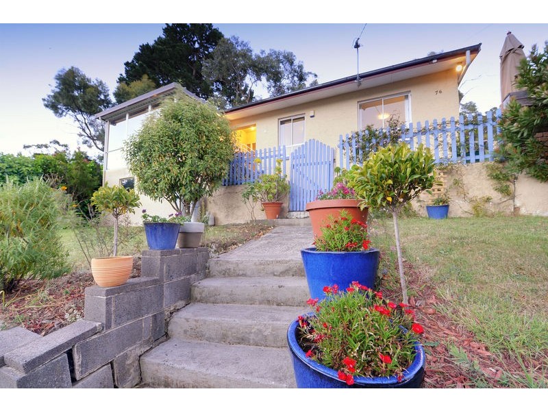 76 Karoola Road, Lindisfarne TAS 7015