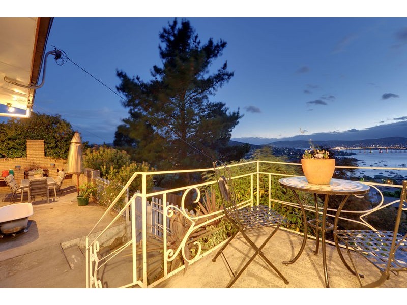 76 Karoola Road, Lindisfarne TAS 7015