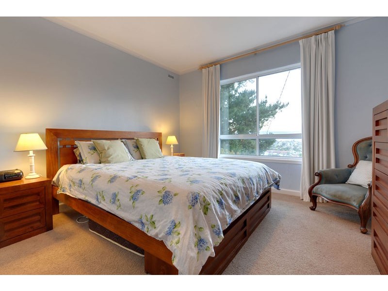 76 Karoola Road, Lindisfarne TAS 7015