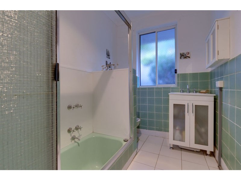 76 Karoola Road, Lindisfarne TAS 7015