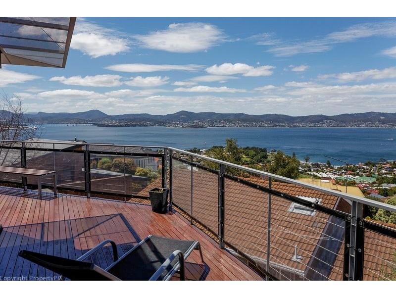 8 Nicholas Dve, Sandy Bay TAS 7005