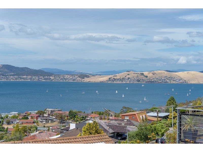 8 Nicholas Dve, Sandy Bay TAS 7005