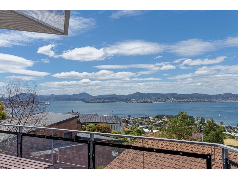 8 Nicholas Dve, Sandy Bay TAS 7005
