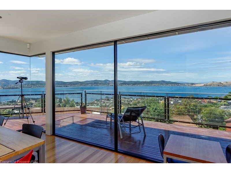 8 Nicholas Dve, Sandy Bay TAS 7005