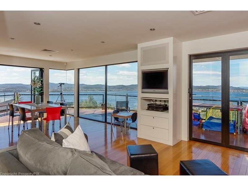 8 Nicholas Dve, Sandy Bay TAS 7005