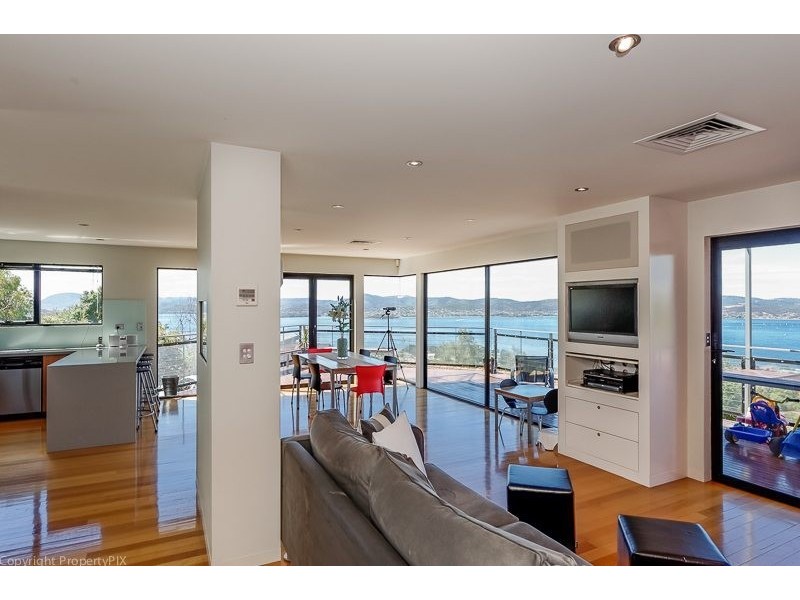 8 Nicholas Dve, Sandy Bay TAS 7005