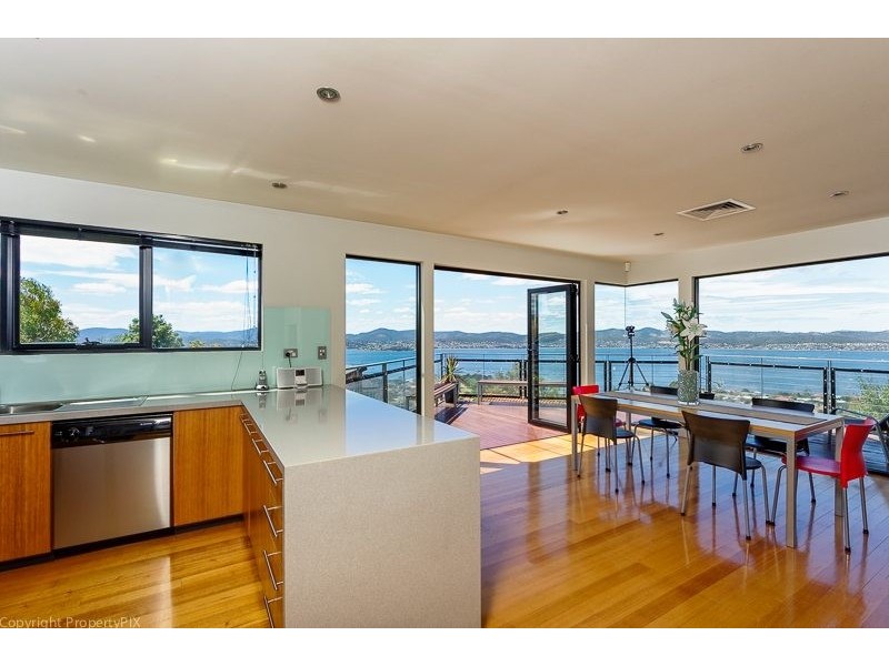 8 Nicholas Dve, Sandy Bay TAS 7005