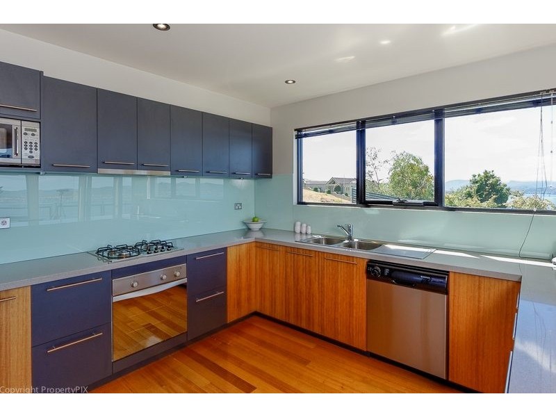 8 Nicholas Dve, Sandy Bay TAS 7005