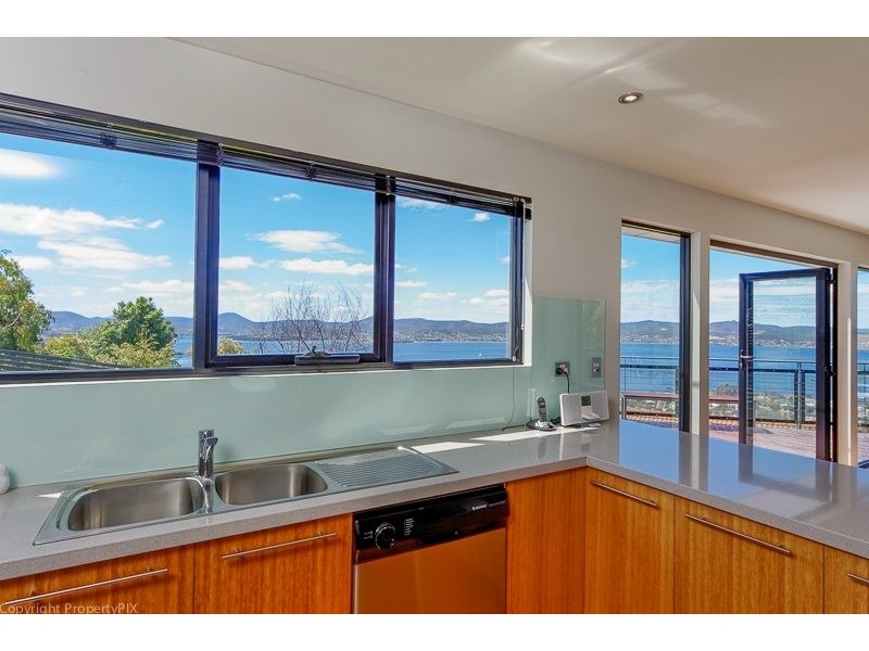 8 Nicholas Dve, Sandy Bay TAS 7005