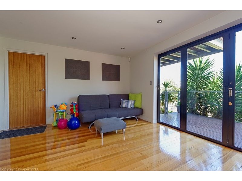 8 Nicholas Dve, Sandy Bay TAS 7005
