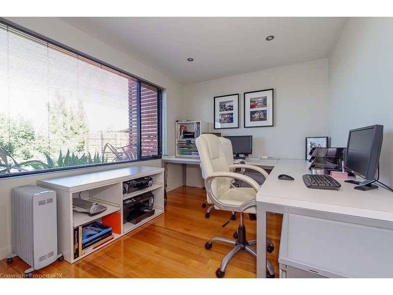 8 Nicholas Dve, Sandy Bay TAS 7005