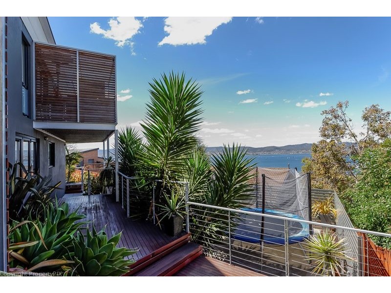 8 Nicholas Dve, Sandy Bay TAS 7005