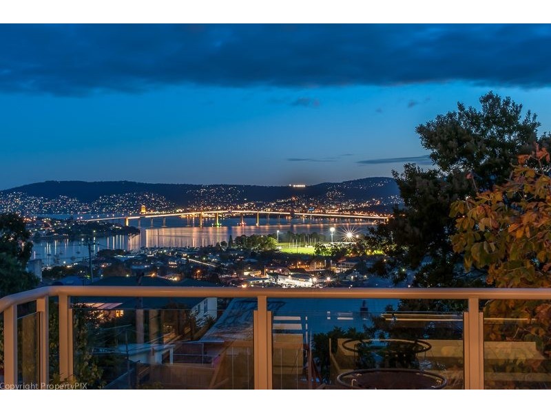 17 Karoola Rd, Lindisfarne TAS 7015