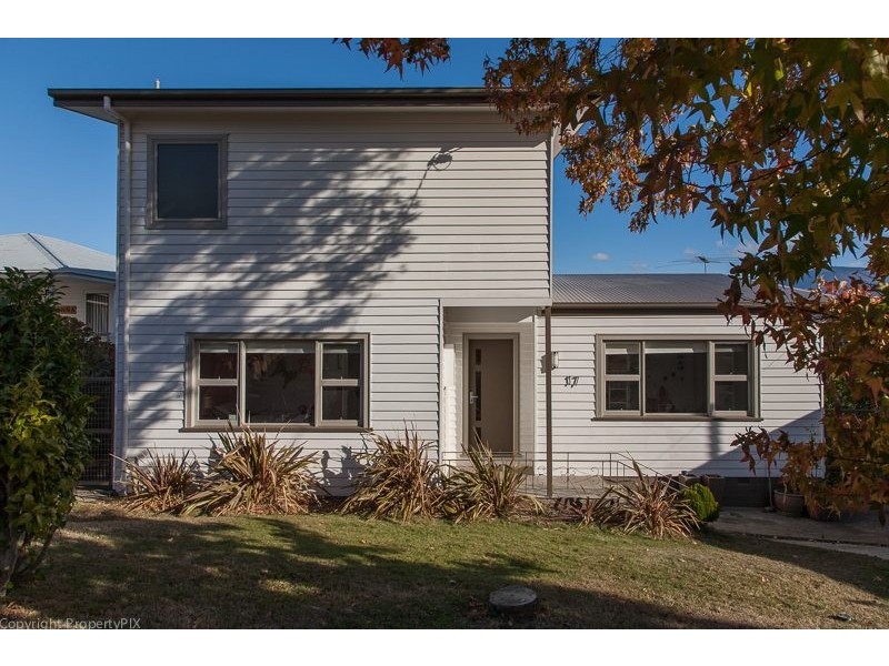 17 Karoola Rd, Lindisfarne TAS 7015