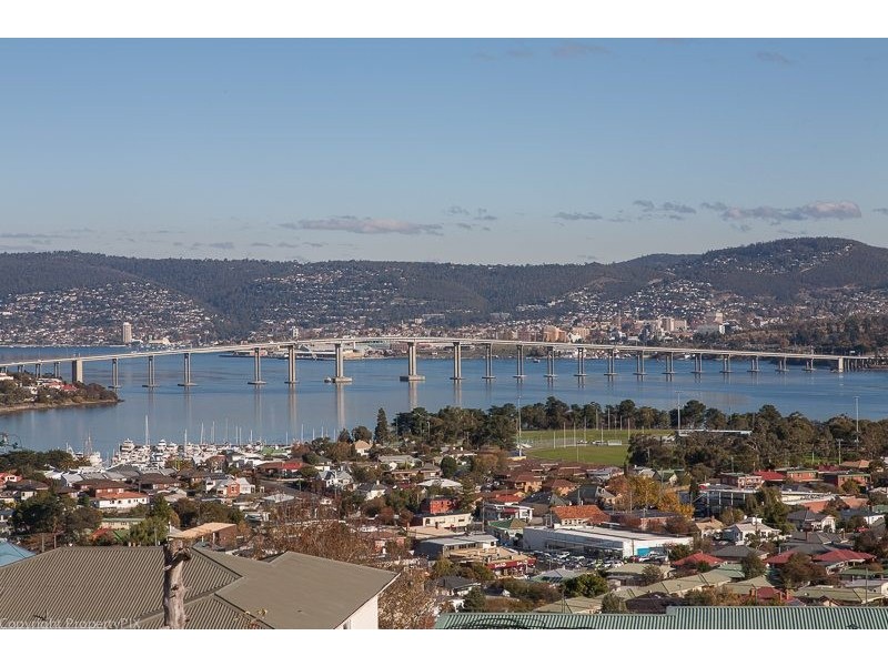 17 Karoola Rd, Lindisfarne TAS 7015