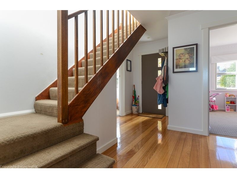 17 Karoola Rd, Lindisfarne TAS 7015