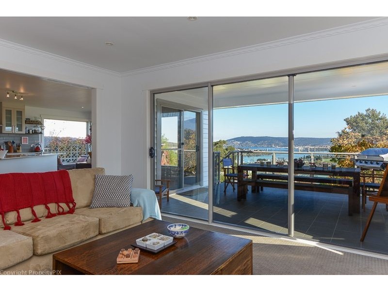 17 Karoola Rd, Lindisfarne TAS 7015