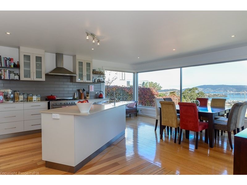 17 Karoola Rd, Lindisfarne TAS 7015