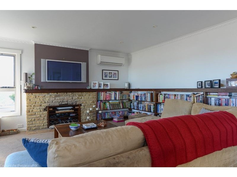 17 Karoola Rd, Lindisfarne TAS 7015