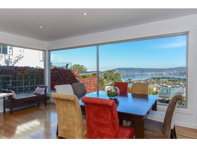 17 Karoola Rd, Lindisfarne TAS 7015