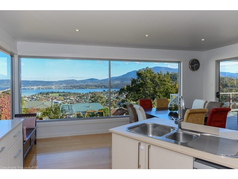 17 Karoola Rd, Lindisfarne TAS 7015