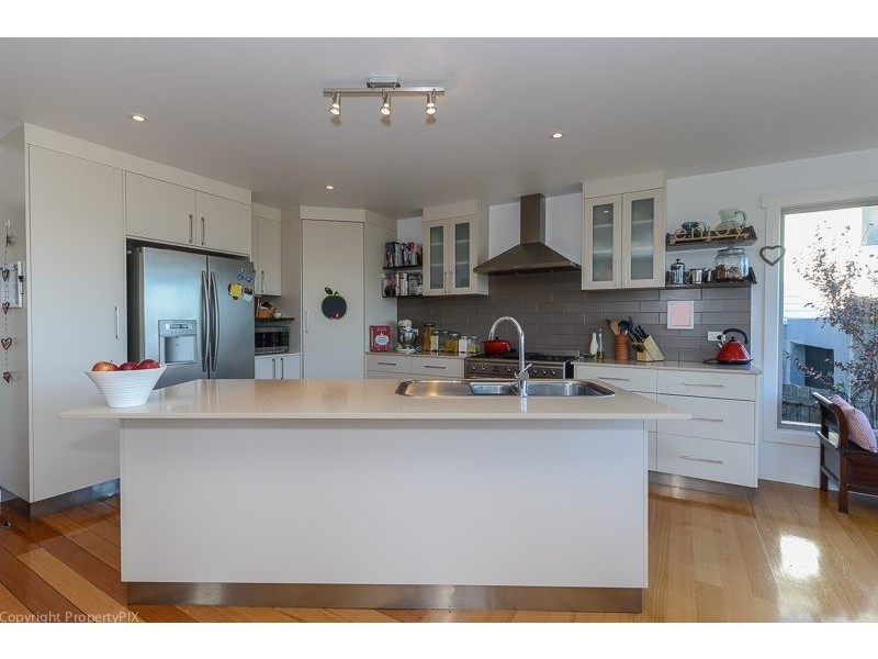 17 Karoola Rd, Lindisfarne TAS 7015