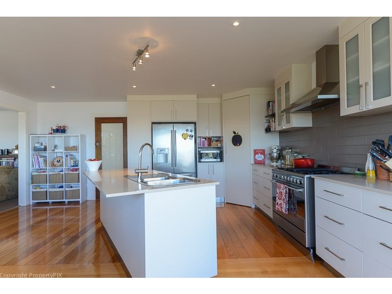 17 Karoola Rd, Lindisfarne TAS 7015