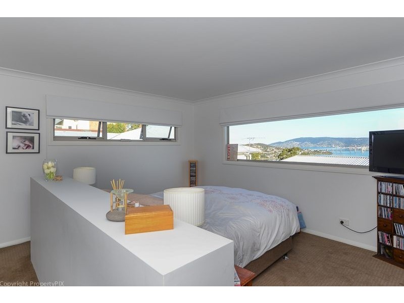 17 Karoola Rd, Lindisfarne TAS 7015