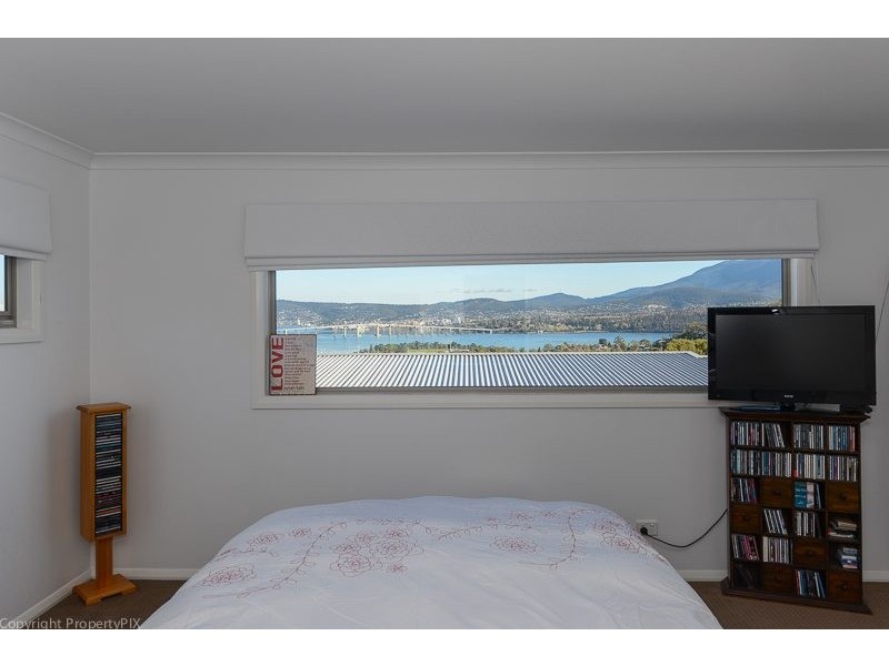 17 Karoola Rd, Lindisfarne TAS 7015