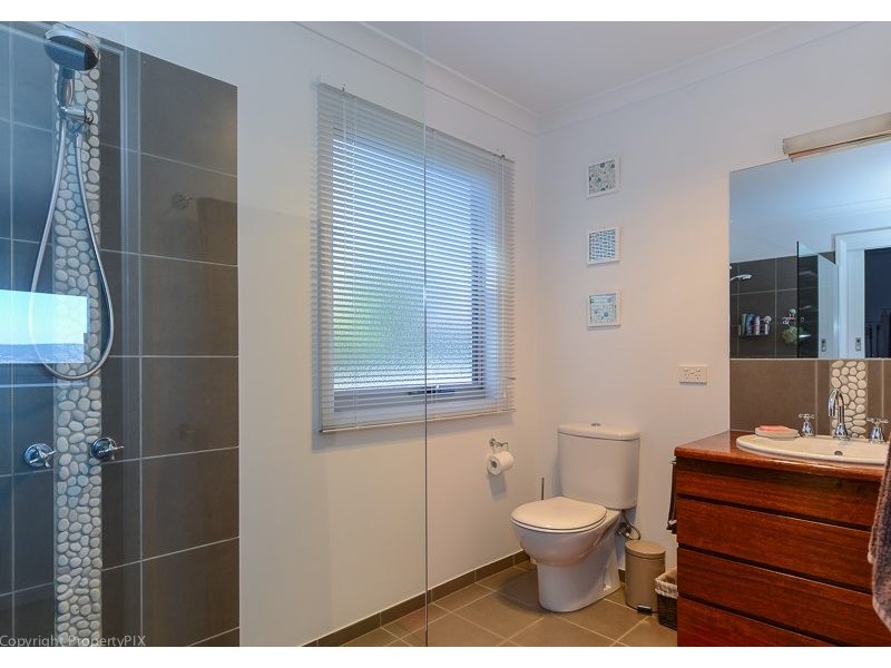 17 Karoola Rd, Lindisfarne TAS 7015