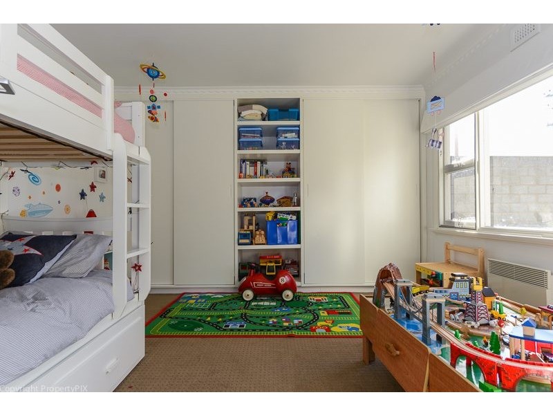 17 Karoola Rd, Lindisfarne TAS 7015