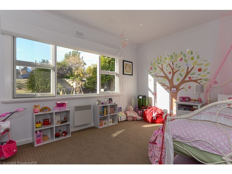 17 Karoola Rd, Lindisfarne TAS 7015