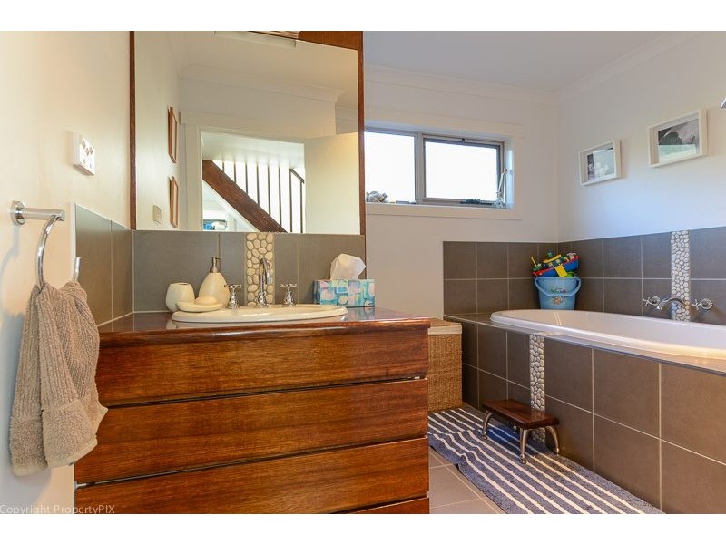 17 Karoola Rd, Lindisfarne TAS 7015