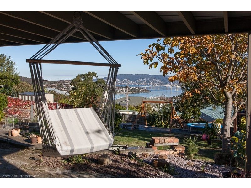 17 Karoola Rd, Lindisfarne TAS 7015