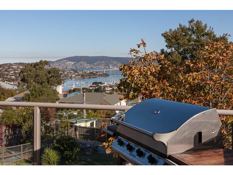 17 Karoola Rd, Lindisfarne TAS 7015