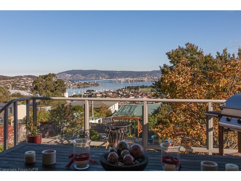 17 Karoola Rd, Lindisfarne TAS 7015