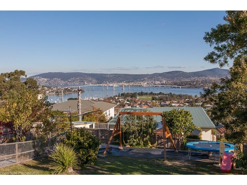 17 Karoola Rd, Lindisfarne TAS 7015