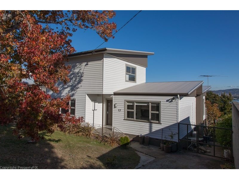 17 Karoola Rd, Lindisfarne TAS 7015