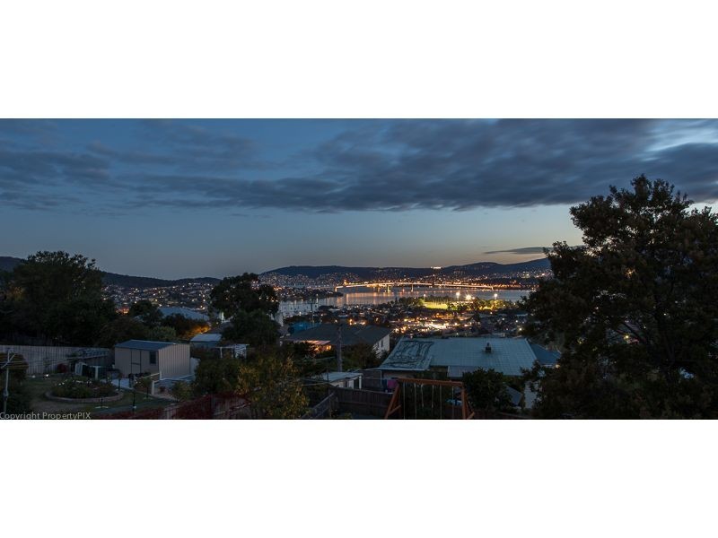 17 Karoola Rd, Lindisfarne TAS 7015