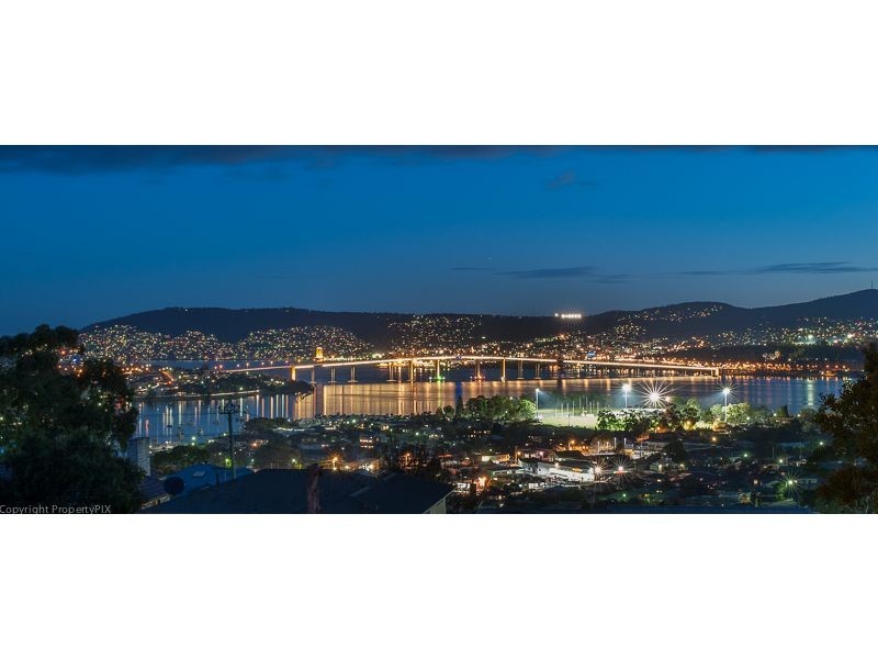 17 Karoola Rd, Lindisfarne TAS 7015